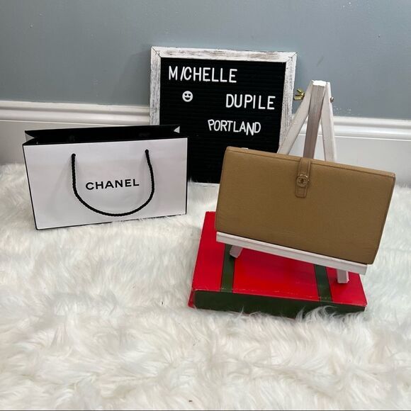 𝅺CHANEL Beige Leather Coco CC Button Line - Picture 1 of 16